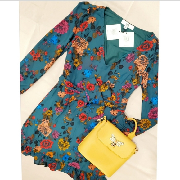 NEW: CASUAL V-NECK SKATER STYLE DRESS - Picture 3 of 8